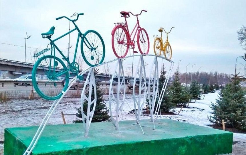 «Киевзеленбуд» установил на набережной инсталляцию с велосипедами