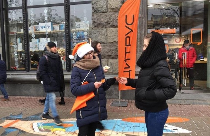 Флешмоб «Передай добро дальше» прошел в День Святого Николая в Киеве (фото)