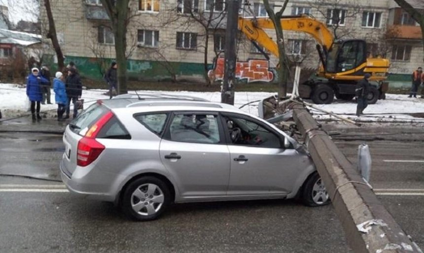 В Подольском районе на автомобиль упал столб (фото, видео)