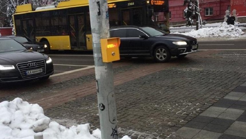У центрі Києва почали тестувати світлофори зі зворотним зв’язком (фото)