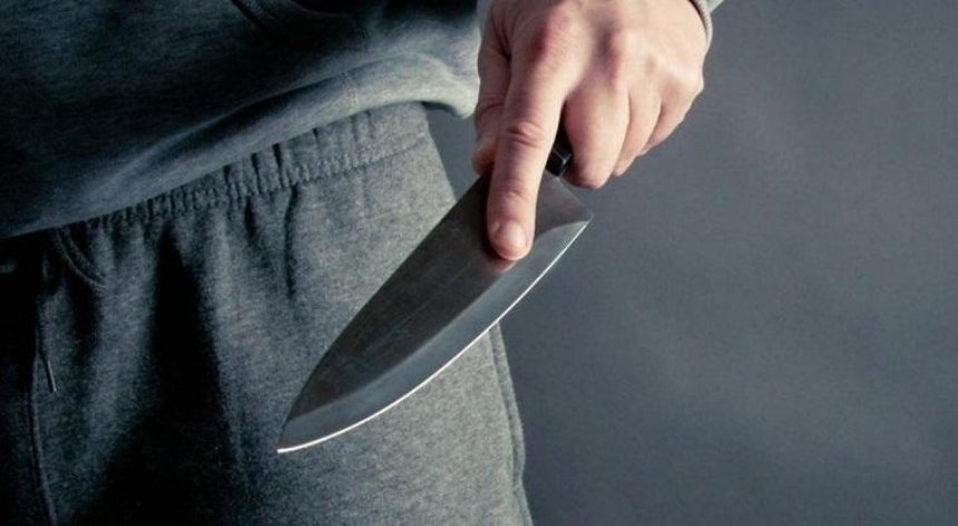На Оболони мужчина с ножом напал на прохожего (видео)