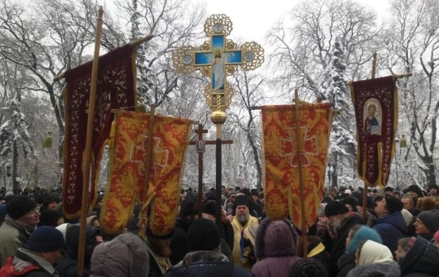 Под Радой верующие требуют не переименовывать УПЦ МП в РПЦ в Украине (фото)