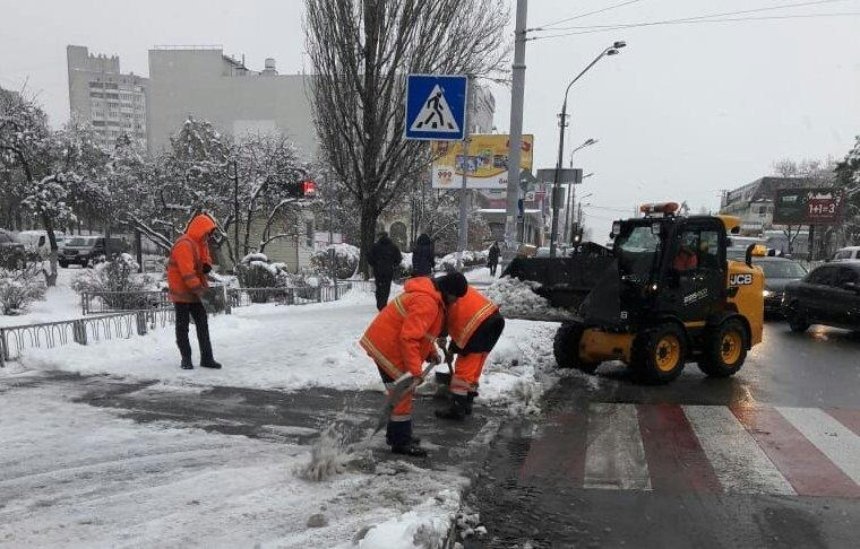 359 единиц спецтехники и 70 бригад ручной уборки расчищают город от снега, — КГГА