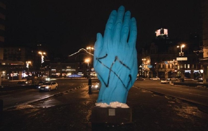 Вандалы попытались нарисовать свастику на синей руке (фото)