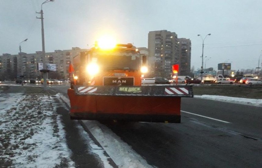 «Киевавтодор» подготовил спецтехнику для оперативного выхода к работе в связи с ухудшением погоды, — КГГА