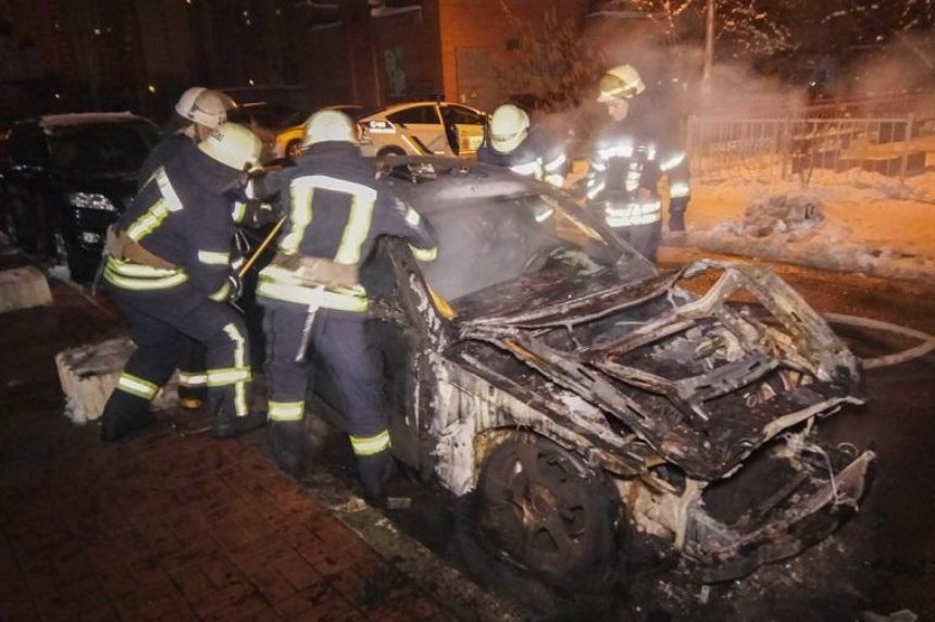 В Дарницком районе неизвестный поджег два автомобиля (фото)