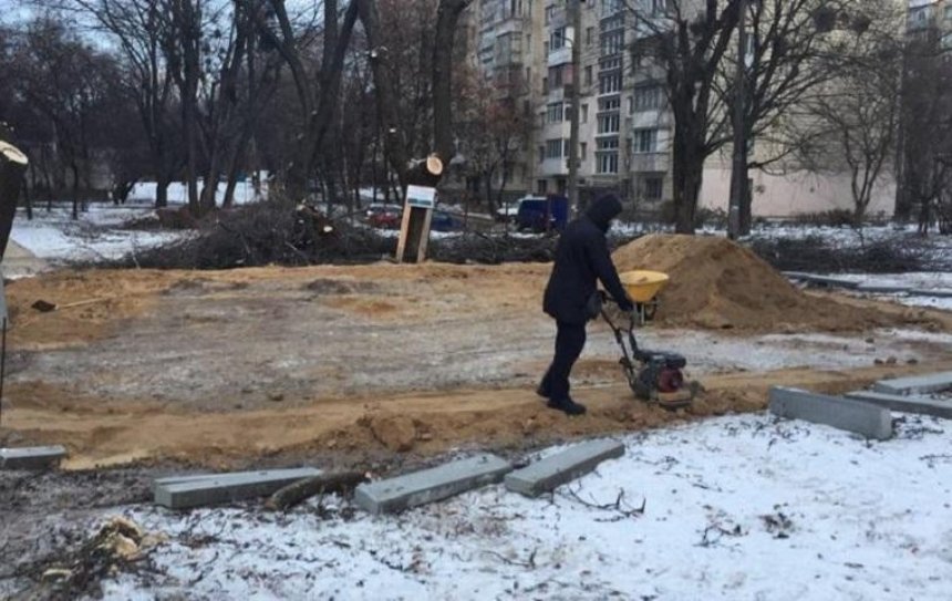 В Соломенском районе началось строительство площадки для выгула собак (фото)