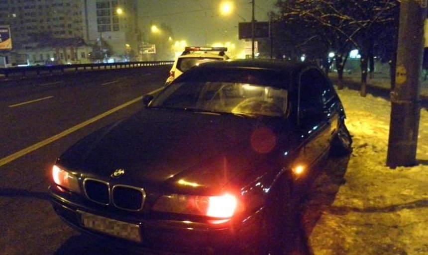 В столице пьяная женщина угнала авто и попала в ДТП (фото)