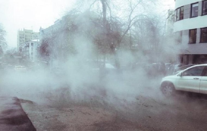 В Голосеевском районе забил горячий грязевой фонтан (видео)