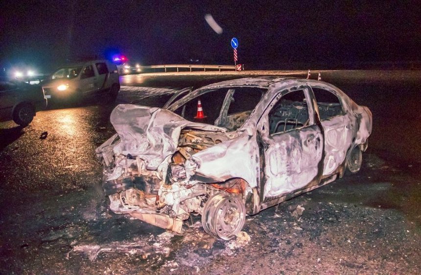 В ДТП под Киевом Chevrolet протаранил Land Rover и сгорел: трое людей в больнице (фото)