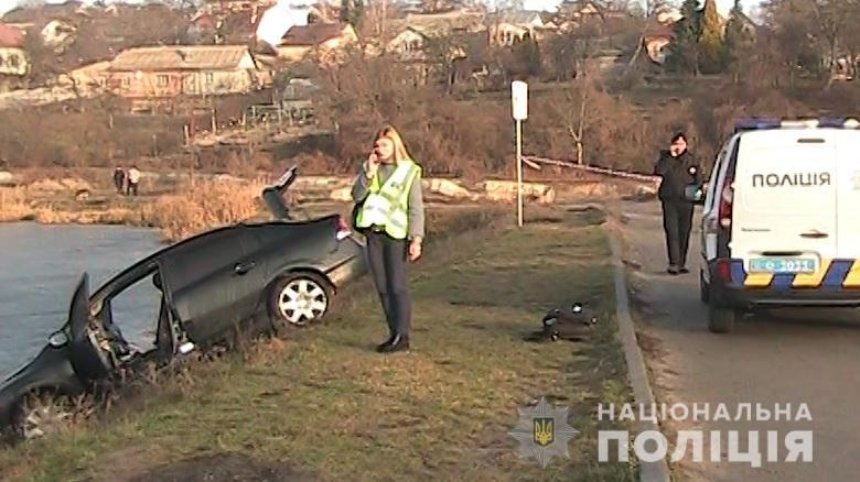 В киевском озере нашли автомобиль с мертвой женщиной (фото)