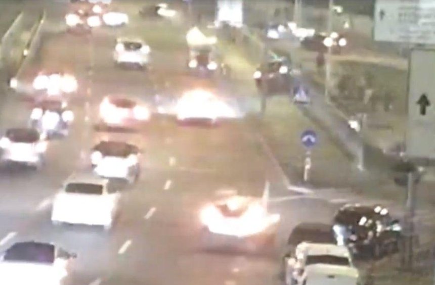 В Киеве машина слетела с моста: полиция показала видео аварии (видео)