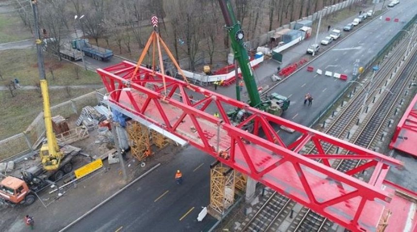 Над проспектом Гузара смонтировали вторую часть пешеходного моста (фото, видео)
