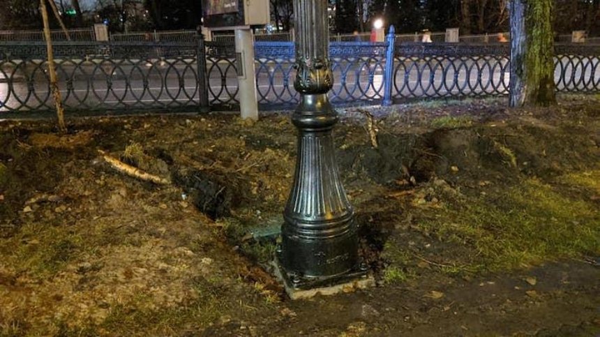 Рабочие изувечили деревья в центре Киева ради красивых фонарей