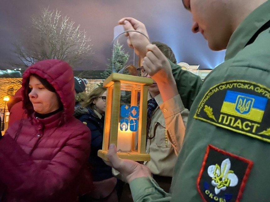 В Киев привезли Вифлеемский огонь мира (фото)