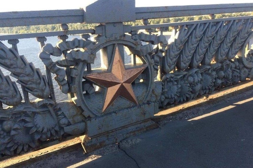 С моста Патона при реконструкции уберут советскую символику