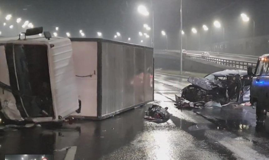 Смертельное ДТП на Надднепрянском шоссе: грузовик столкнулся с легковушкой (видео)