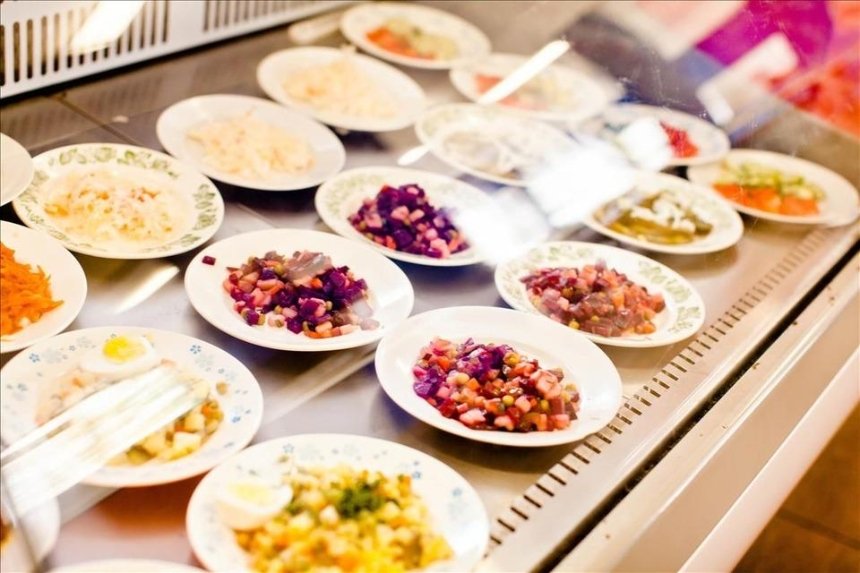 Испанская паэлья и гурьевская каша: треть киевских школ изменила питание в столовых