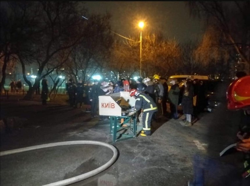 В Киеве горела многоэтажка, есть погибшие (фото)