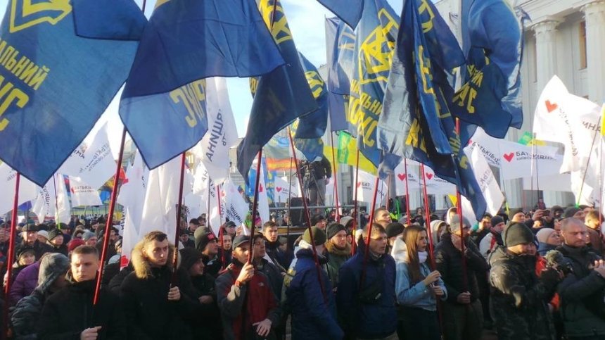 В Киеве продолжаются акции протестов: кто и за что выступает