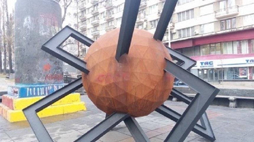Вандалы испортили скульптуру «Противостояние» в центре Киева (фото)