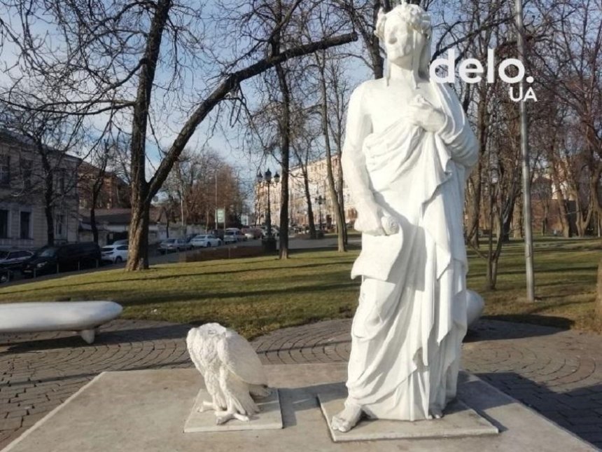 Вандалы обезглавили памятник в Киеве