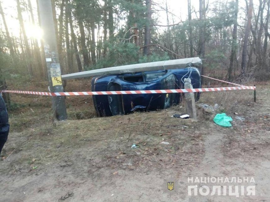 Под Киевом водитель сбил двух детей и снес бетонный столб