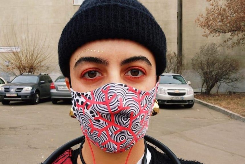 Киевские дизайнеры создали коллекцию защитных масок с авторскими принтами (фото)