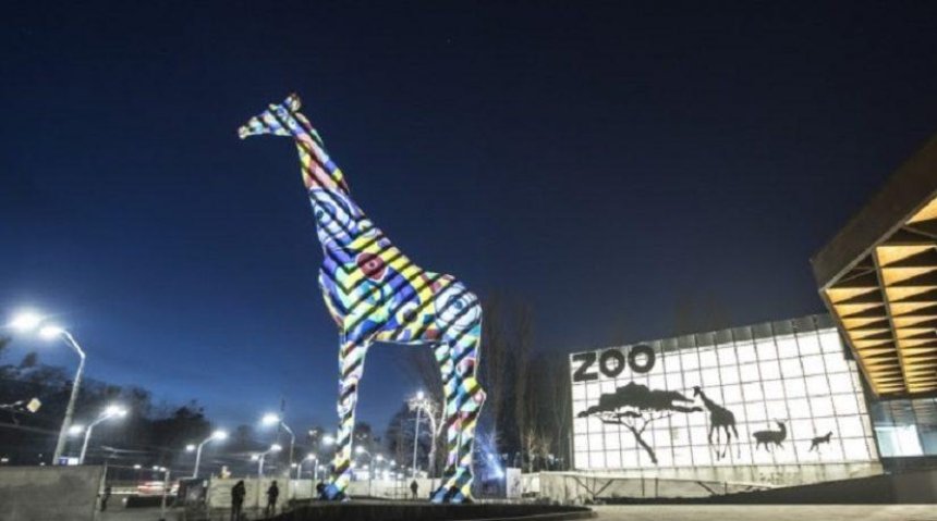 У цветного жирафа на входе в Киевский зоопарк появилась подсветка