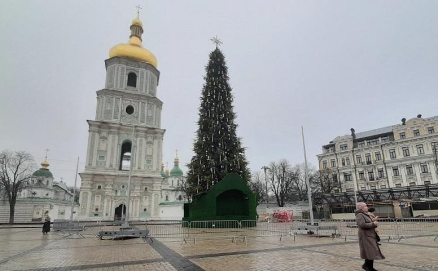 На Софийской площади установили и украсили главную елку страны (фото, видео)