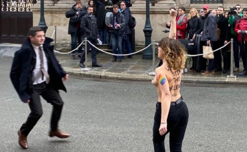 Активистки Femen пытались прорваться в Елисейский дворец в Париже (фото, видео)
