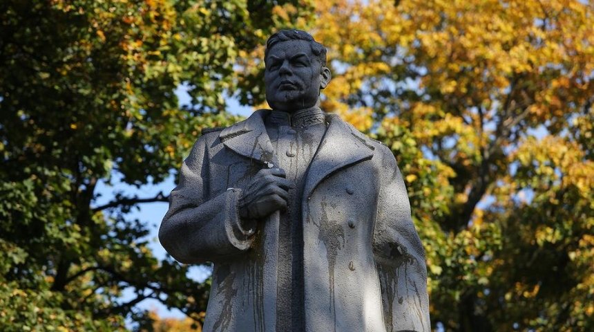 «Это могила»: памятник Ватутину в Киеве не демонтируют