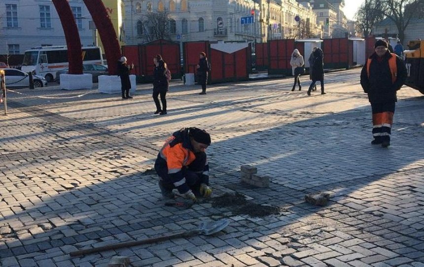 На Софийской площади меняют «уставшую» брусчатку (фото)