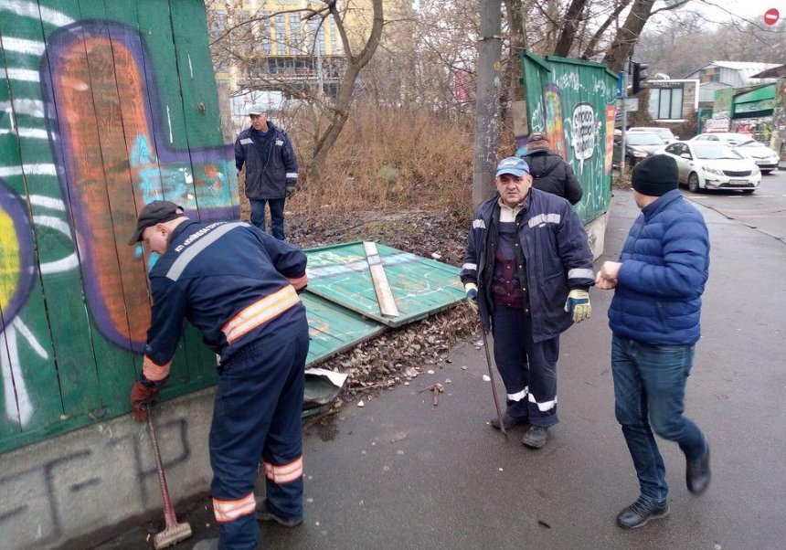 На Воздвиженке сносят забор скандального ЖК «Подол Град Винтаж» (фото, видео)