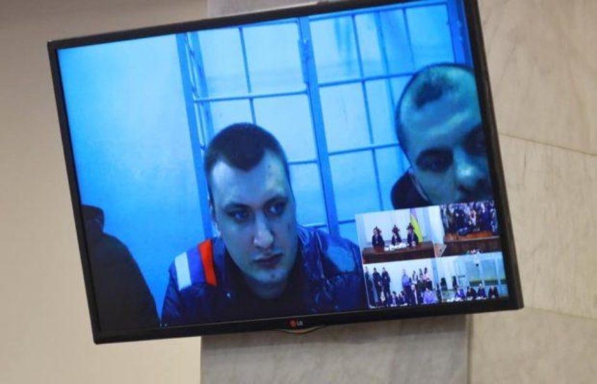 На суд по расстрелу «Небесной сотни» обвиняемый нацепил российский триколор