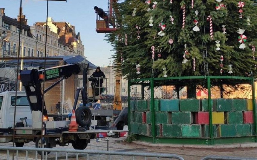 На Софийской площади начали украшать главную новогоднюю елку (фото)