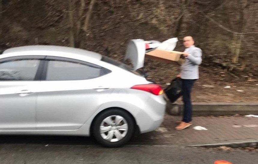 На Печерске водитель выкинул из авто мусор прямо на тротуар (фото)