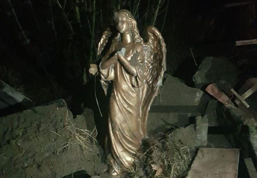 Житель Ворзеля похитил памятник воинам АТО и выбросил его на помойку