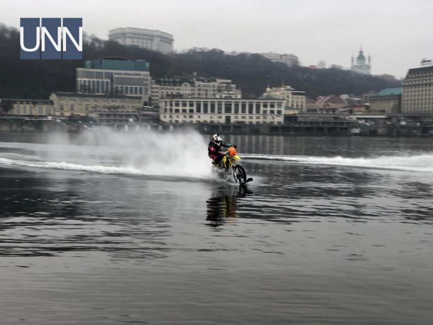Украинец на мотоцикле прокатился по Днепру и установил рекорд (фото)