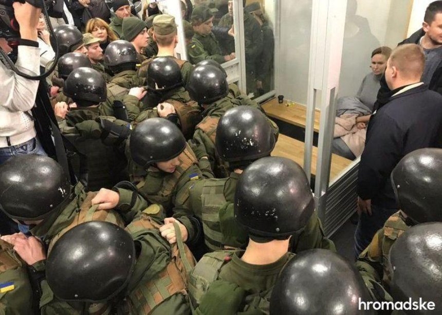 Спецназ штурмовал Апелляционный суд, чтобы отбить Юлию Кузьменко у активистов (видео) 