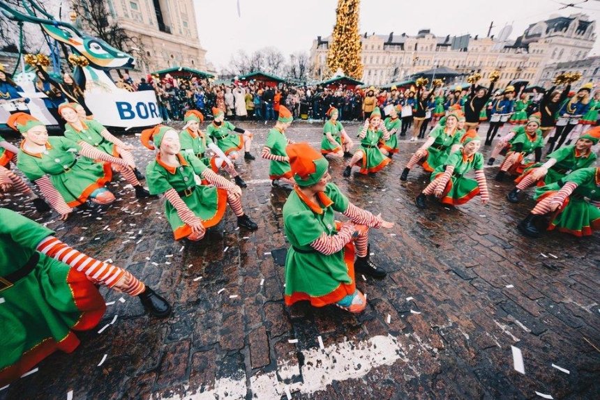 Ходулисты, эльфы и жонглеры: в Киеве прошел Новогодний Borjomi парад (фото)
