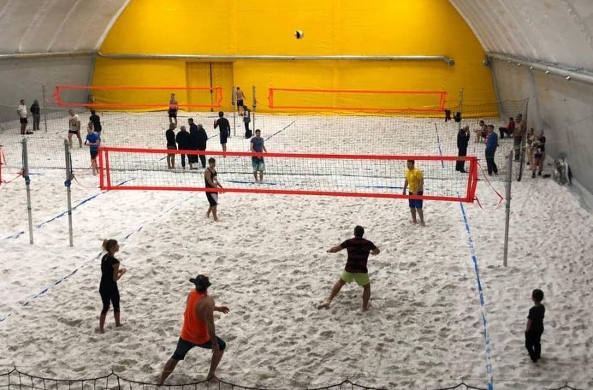 В Киеве появилась крытая площадка для пляжного волейбола — она первая в Украине
