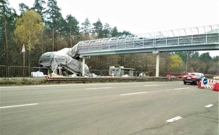 На Броварском проспекте отремонтировали пешеходный мост