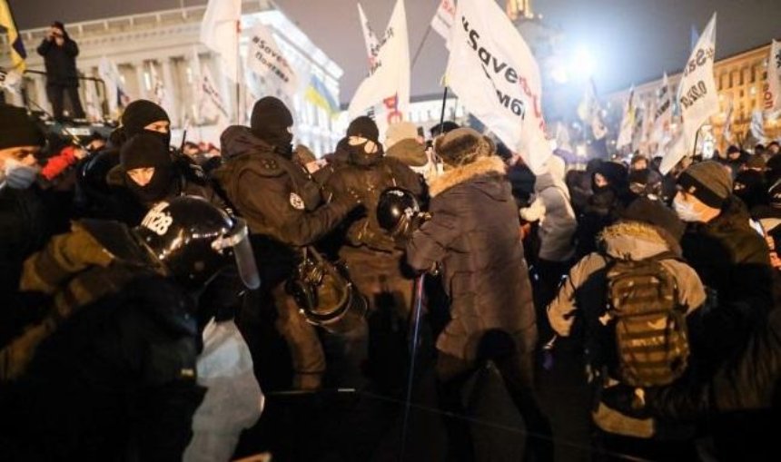 На Майдане опять столкновения: полиция убирает палатки протестующих предпринимателей