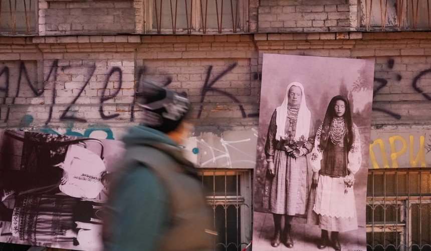 Фасад 120-летнего заброшенного здания в Киеве превратился в галерею архивных фото