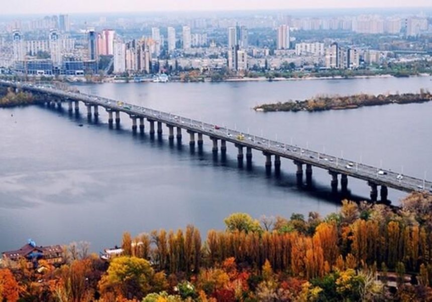 На мосту Патона в Киеве сделали велополосу