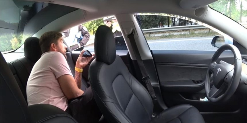 «Все вопросы к Илону Маску»: на Харьковщине полицейские остановили Tesla на автопилоте за превышение скорости