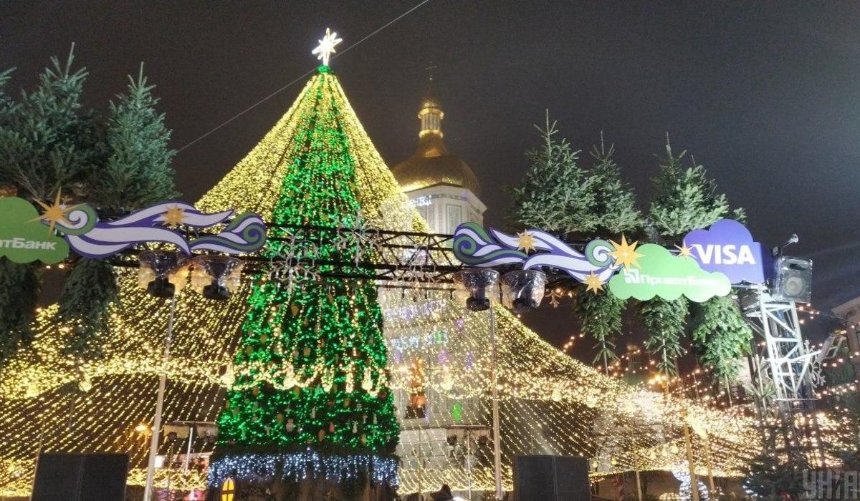 Новогодняя елка на Софийской площади вошла в рейтинг самых красивых в Украине