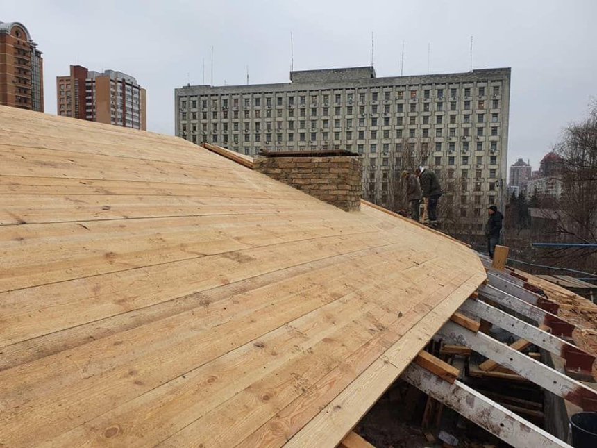 Новая кровля и закрытые деревом окна: как восстанавливают башню Киевской крепости