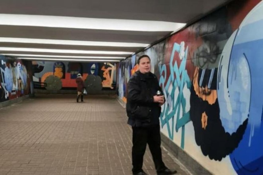 Мужчина испортил граффити в отремонтированном подземном переходе